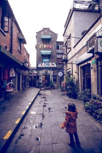 《伪装者》剧集封面——民国上海谍战背景，西装革履的特工在繁华街头暗中较量